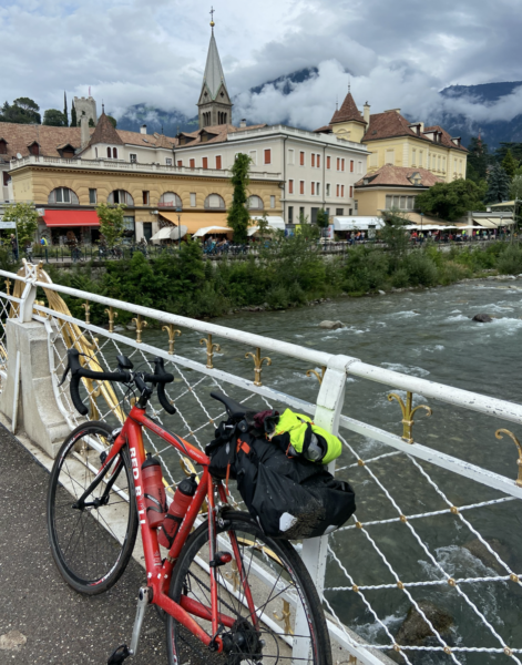 Nach der Abfahrt vom Timmelsjoch Einkehr in Meran